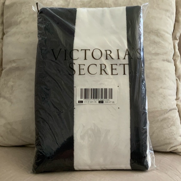 Victoria's Secret Beach Towel - Picture 1 of 2